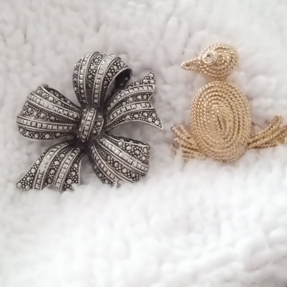 Chic Silver Bow and Vintage Napier Gold Bird Brooch Set